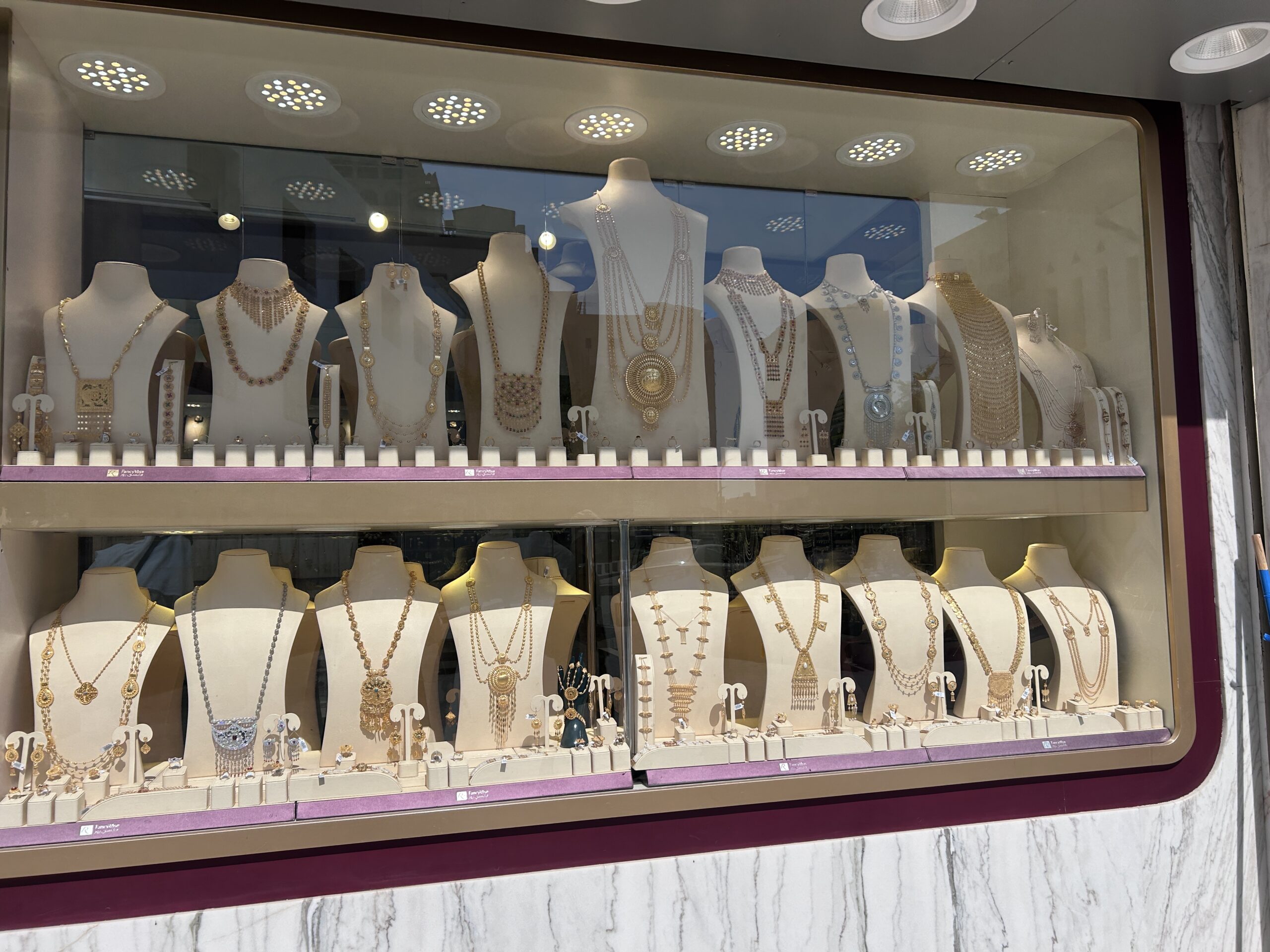 ドーハのジュエリーショーケースのアップ