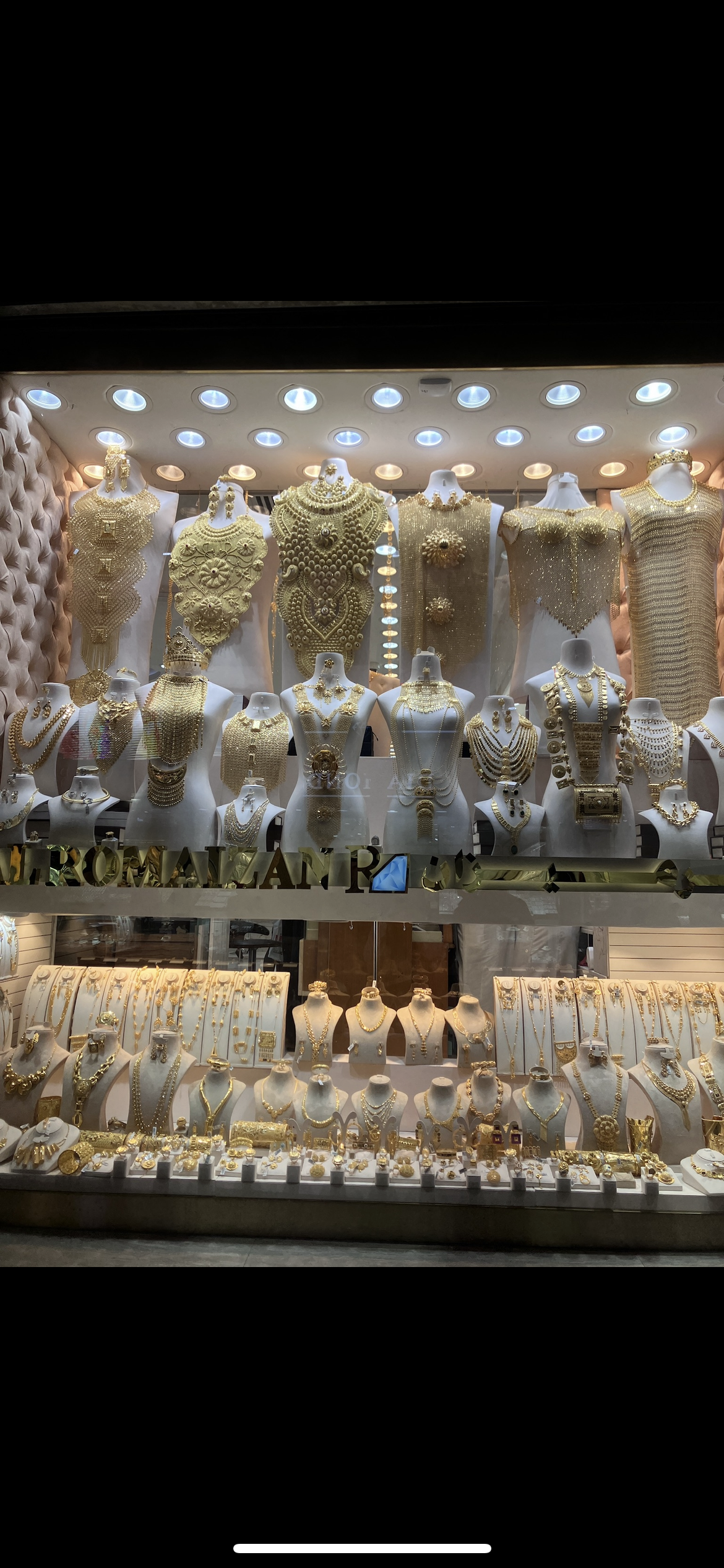 ドバイのゴールドスークで見かけた豪華なジュエリーショーケース